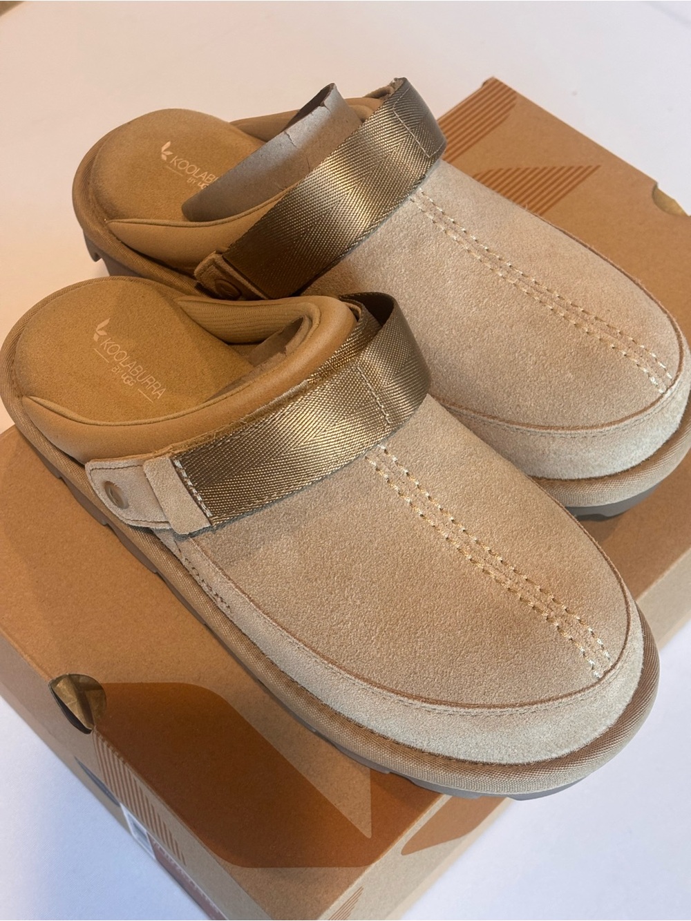 KOOLABURRA BY UGG Beige Suede‎ Slip-On Mules w/ Metallic Strap “Tizzy Clog” Sz 9